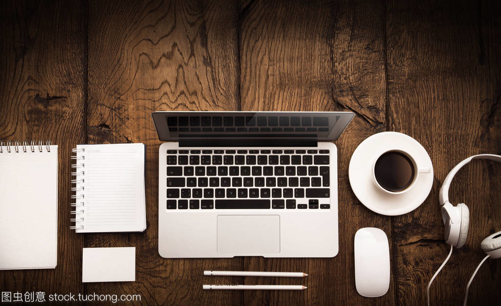 现代设备与木制桌面 和谐办公的艺术